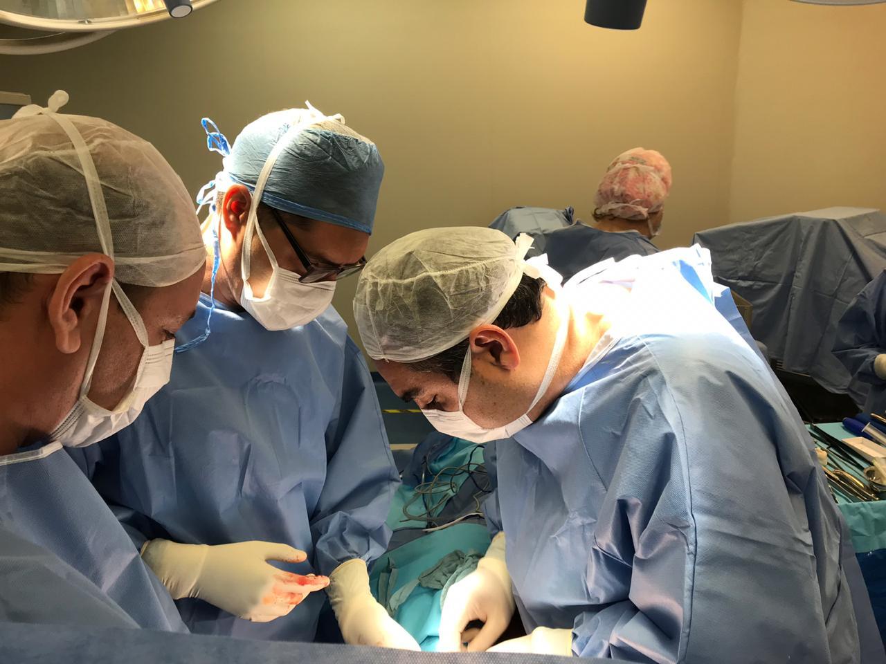 Equipo de profesionales medicos de Alemania y Argentina realizaron en Buenos Aires cirugias innovadoras con tecnicas minimamente invasivas de columna